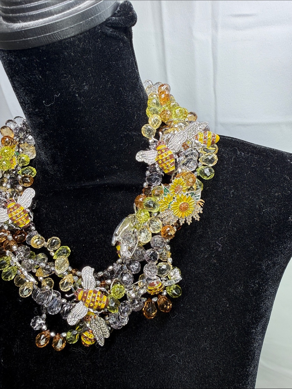 Sassy Jones Broach Necklace & Earrings - Picture 2 of 9
